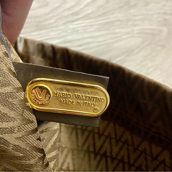 Valentino - Picture 5 of 7